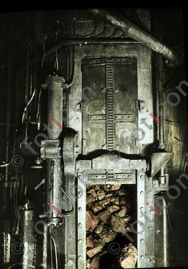 Schottentür eines Schiffes | Bulkhead door of a ship (simon-titanic-196-069-fb.jpg)
